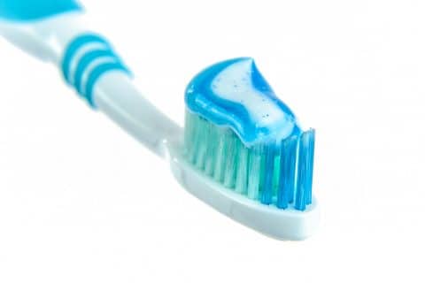 5 formas de limpiar tu cepillo de dientes