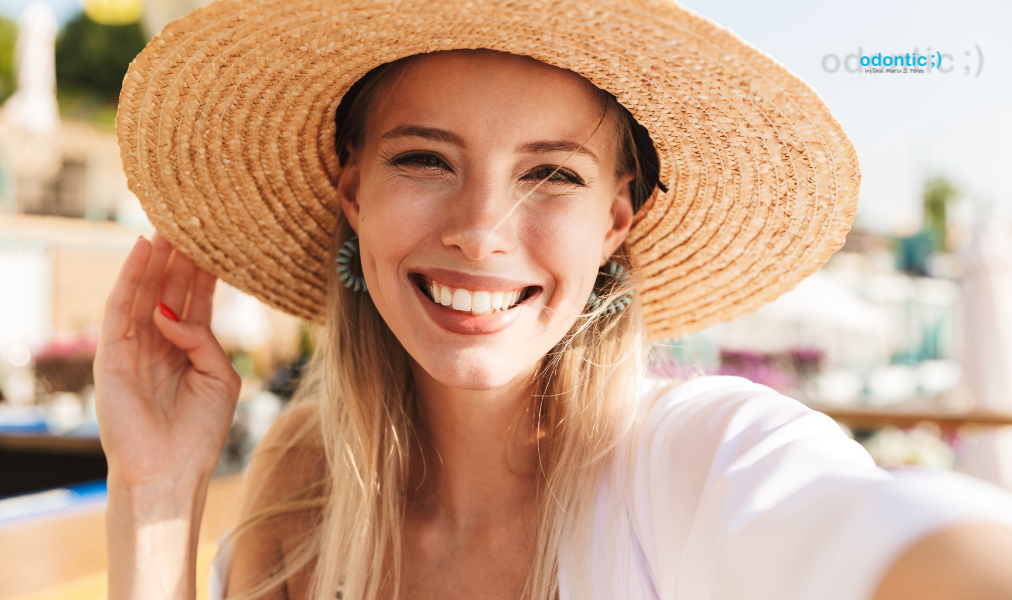 Dientes blancos: el accesorio para triunfar este verano